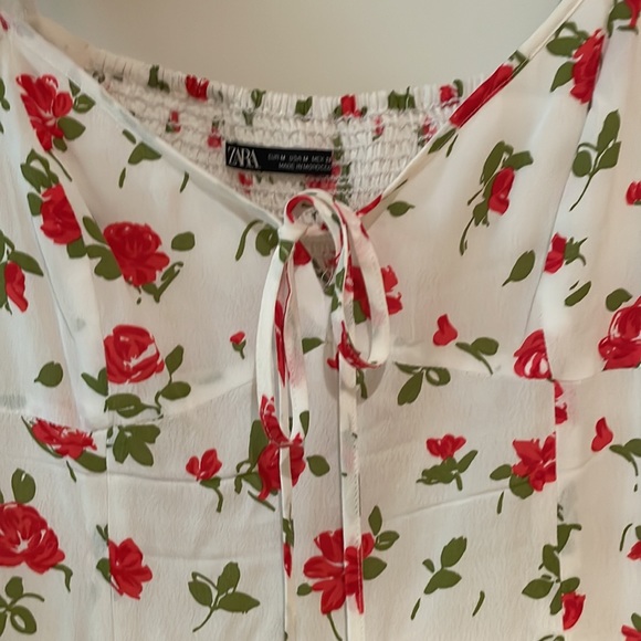 Zara mini dress white with red roses - Picture 2 of 3